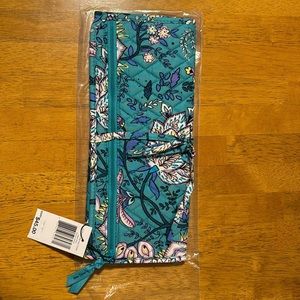 New! Vera Bradley curling and flat iron cover. Peacock Garden style.